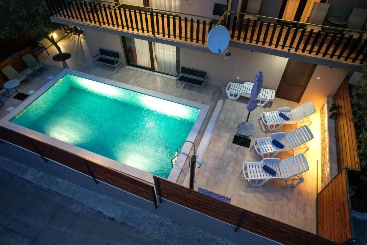 Pool Apartments Julia Zadar Bagian luar foto