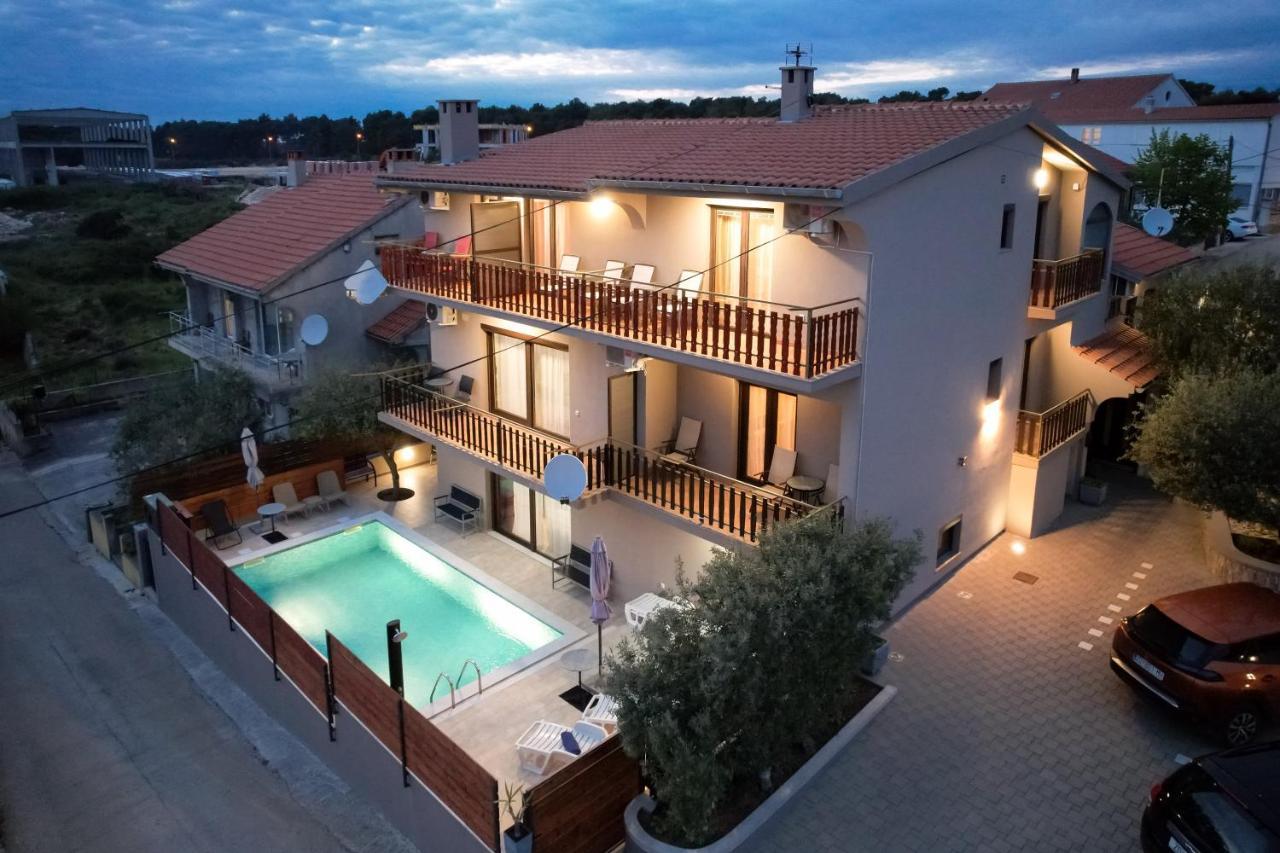 Pool Apartments Julia Zadar Bagian luar foto